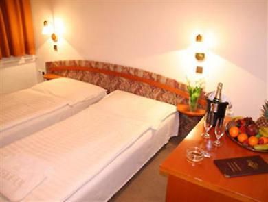 Hotel Tuchlovice Kültér fotó
